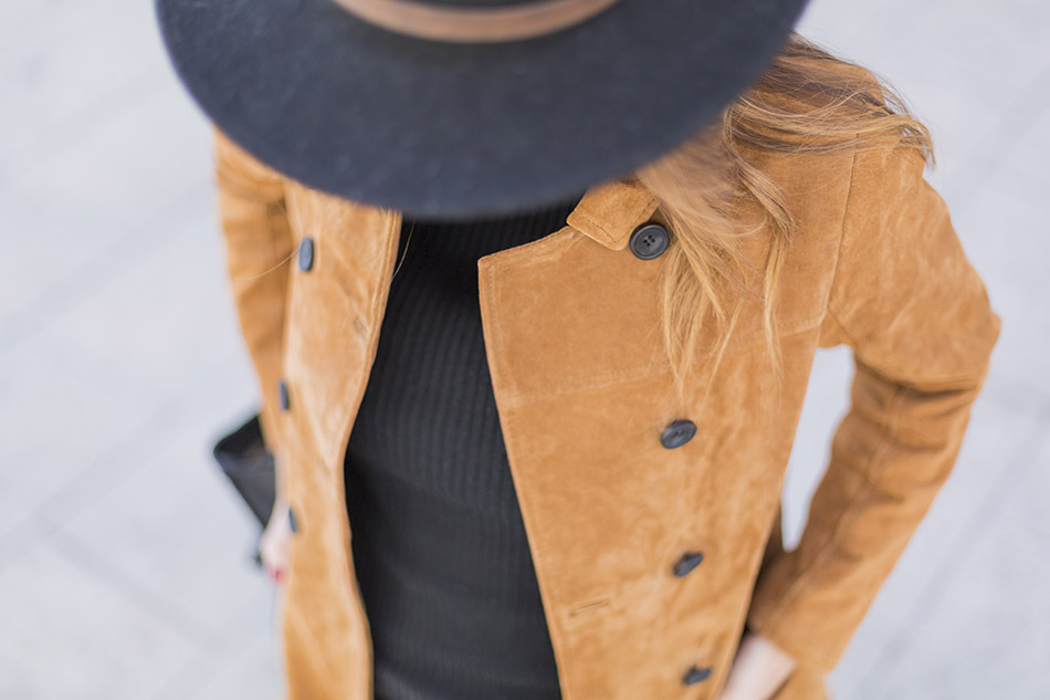 look de street style con abrigo estilo levita de ante en color caramelo, jeans pitillo o skinny y gafas de sol Prada