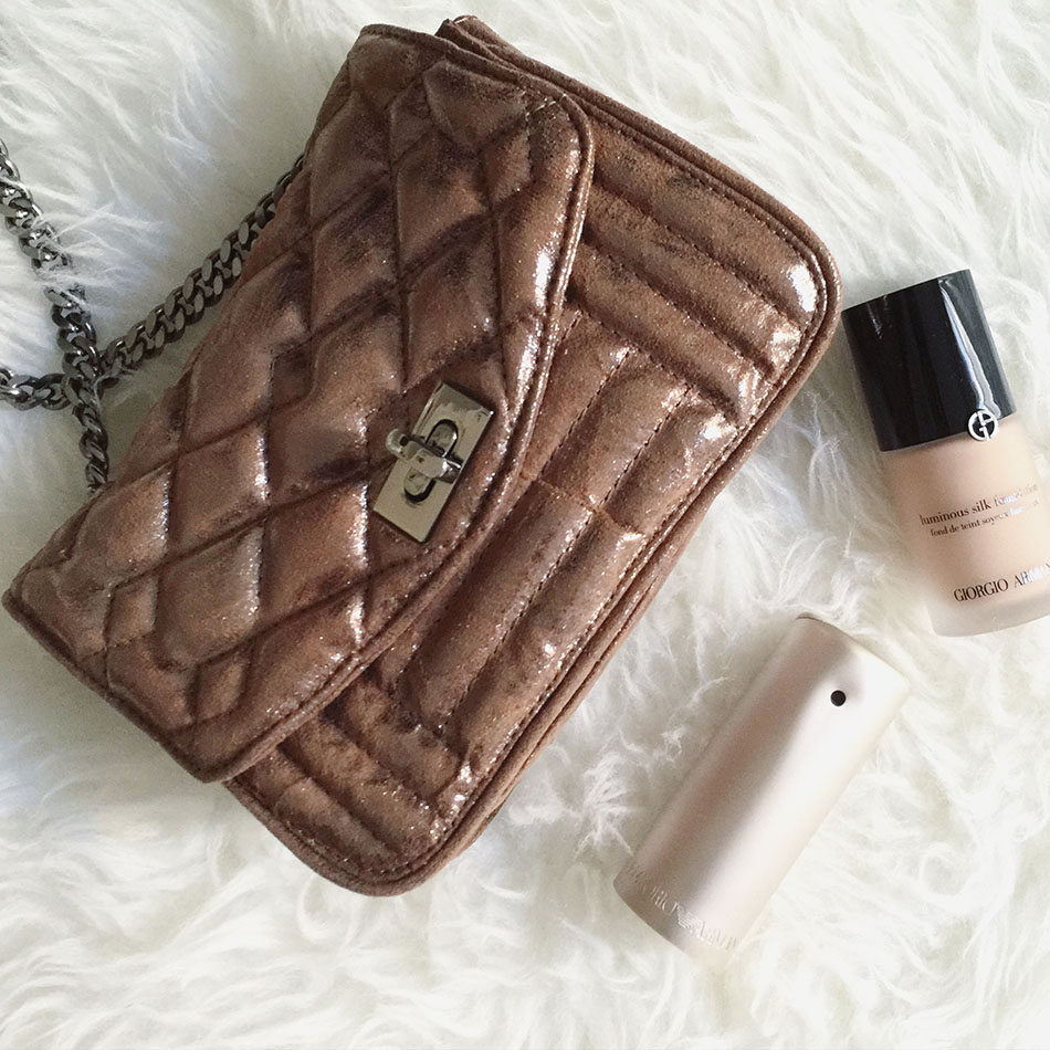 instagram bárbara crespo. bolso acolchado de Hakei en color plomo dorado, maquillaje de Armani y perfume Her de Armani