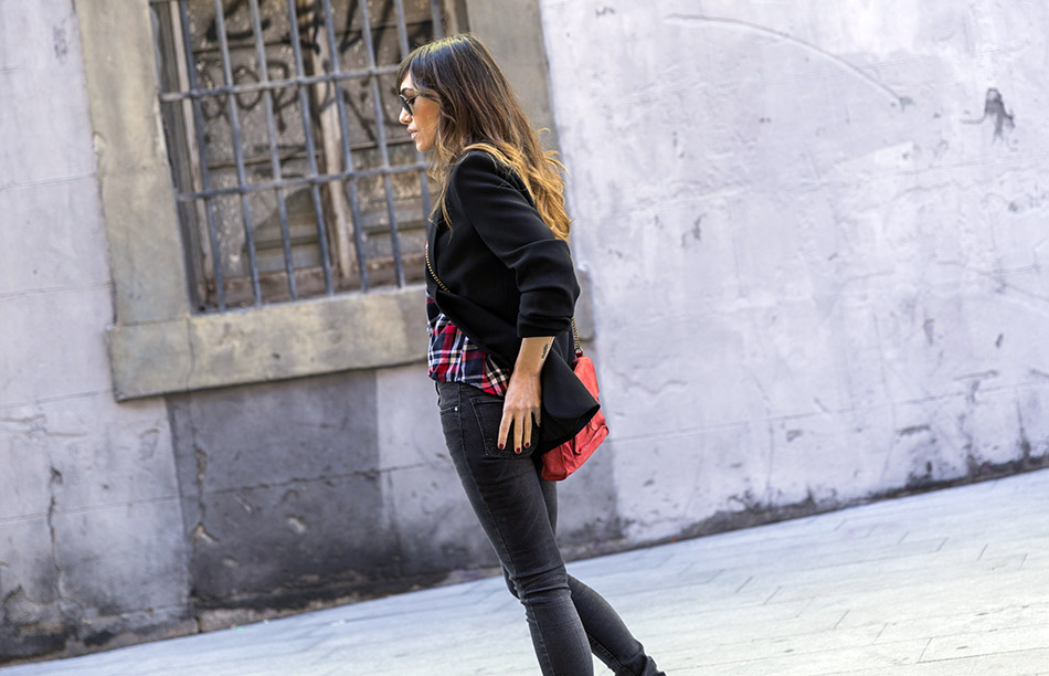 look de street style con blazer negra, camisa de cuadros, jeans reiko, zapatillas nike y bolso rojo bandolera de hakei
