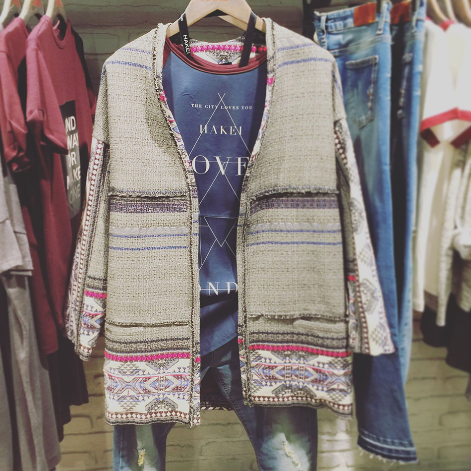 chaqueta y camiseta de la nueva colección de hakei. instagram Bárbara Crespo