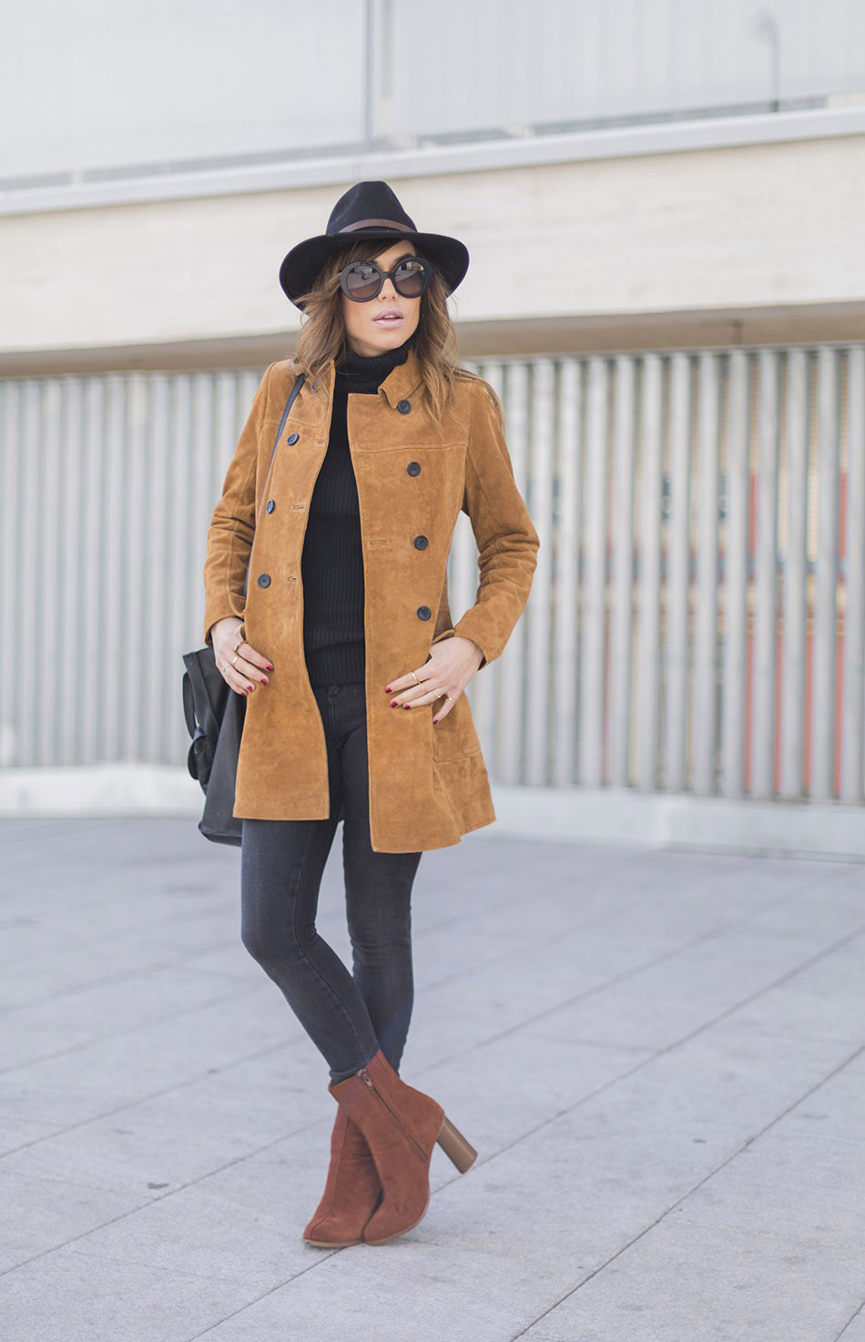 look de street style con abrigo tipo levita de ante y botines color caramelo años 70. gafas de sol Prada
