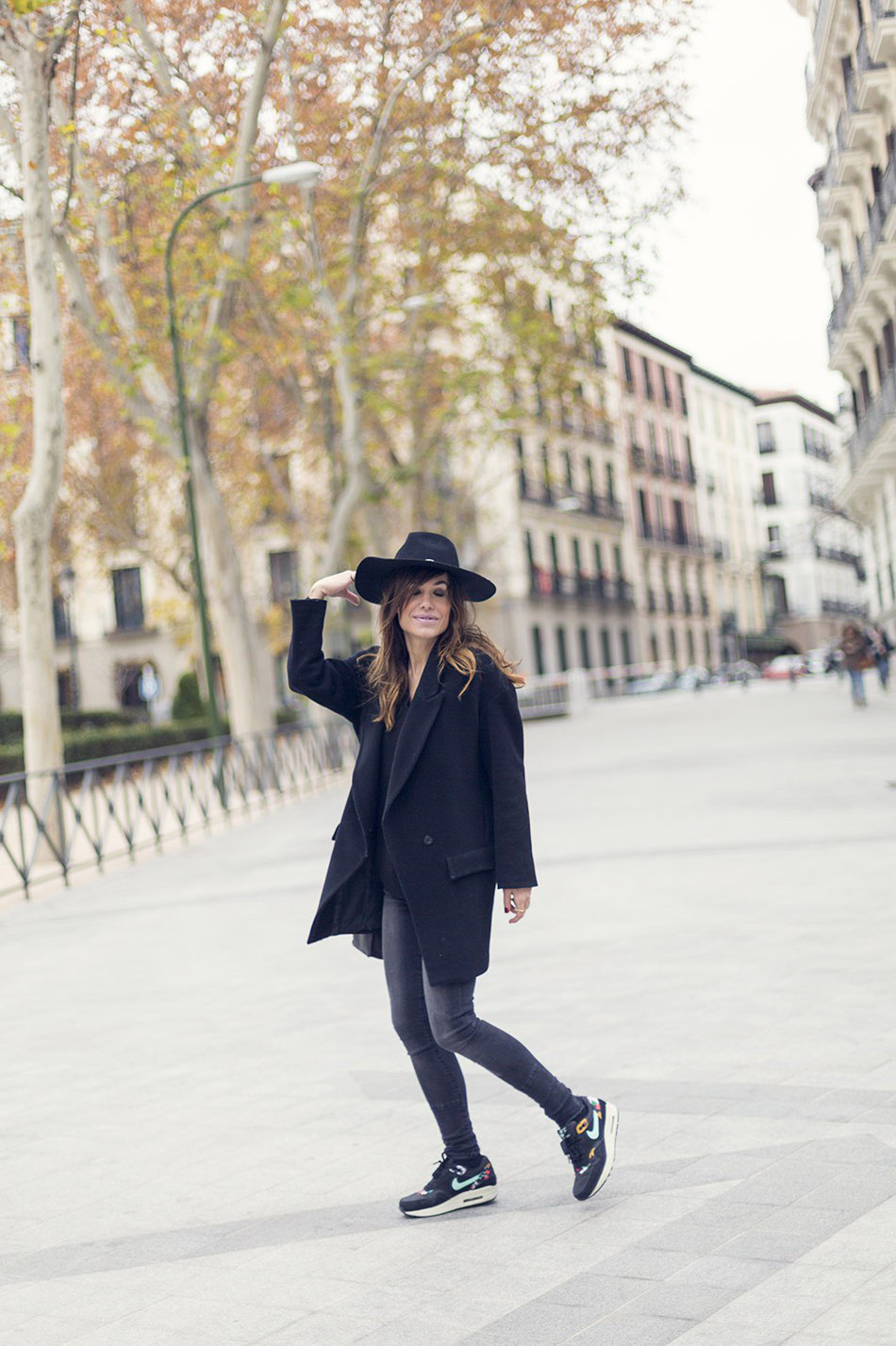 look de street style con abrigo de lana en color negro