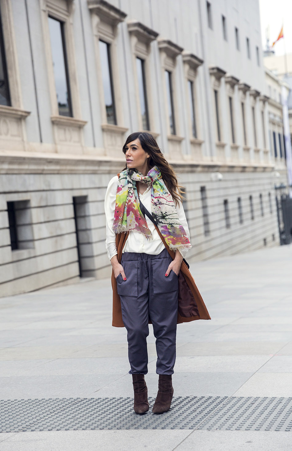 look de street style con pantalón tipo pijama, blusa de raso, chaleco de lana, pañuelo de colores y bolso bandolera de cuero
