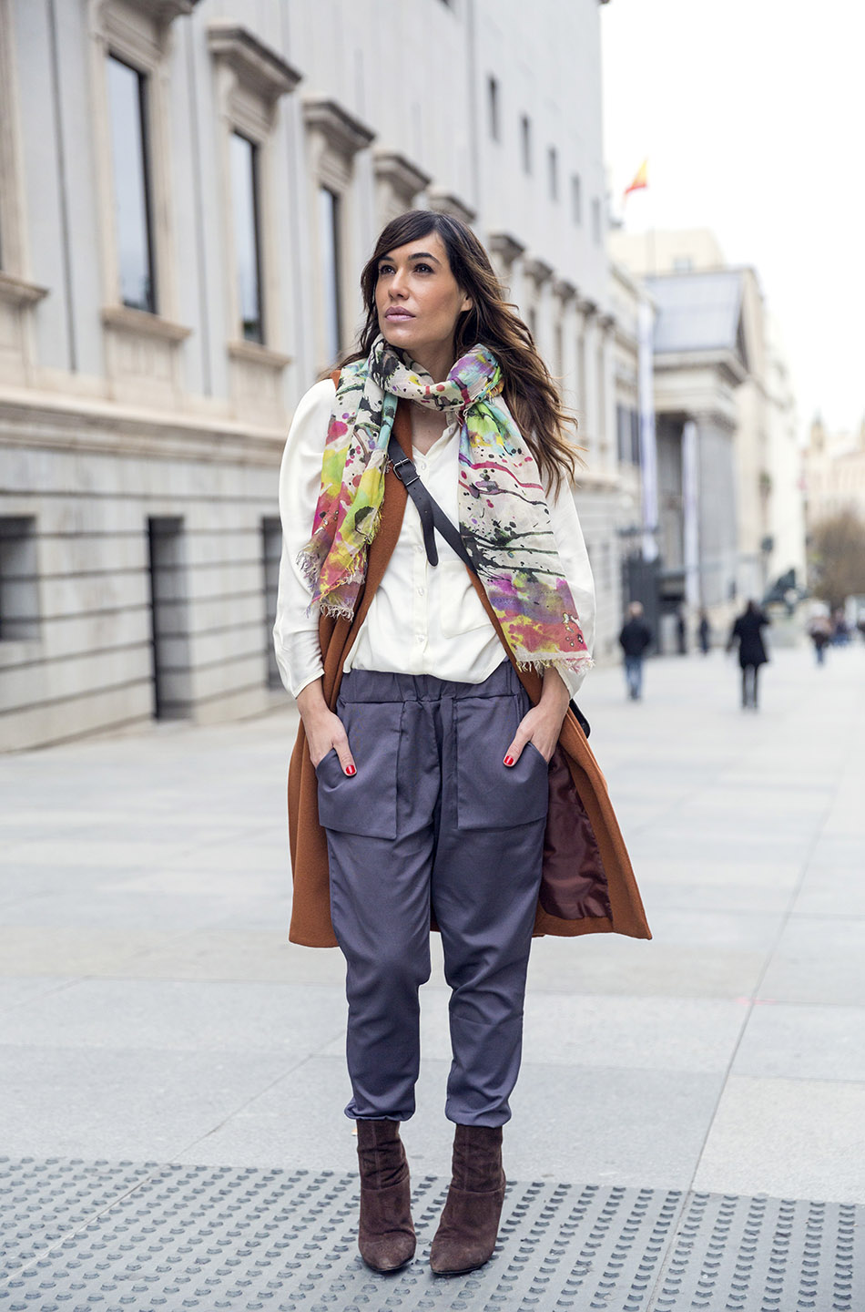 look de street style con pantalón tipo pijama, blusa de raso, chaleco de lana, pañuelo de colores y bolso bandolera de cuero