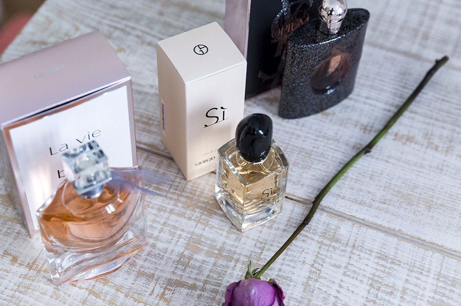 perfumes femeninos, Black Opium Nuit Blanche de Yves Saint Laurent; La Vie est Belle de Lancôme; y Sì de Giorgio Armani,