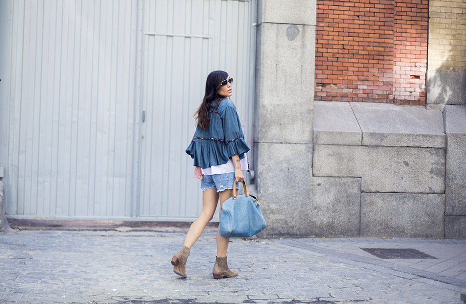 look de street style con chaqueta con bordados étnicos de Zara, blusa con volante de COS, shorts en denim con rotos y botines Isabel Marant