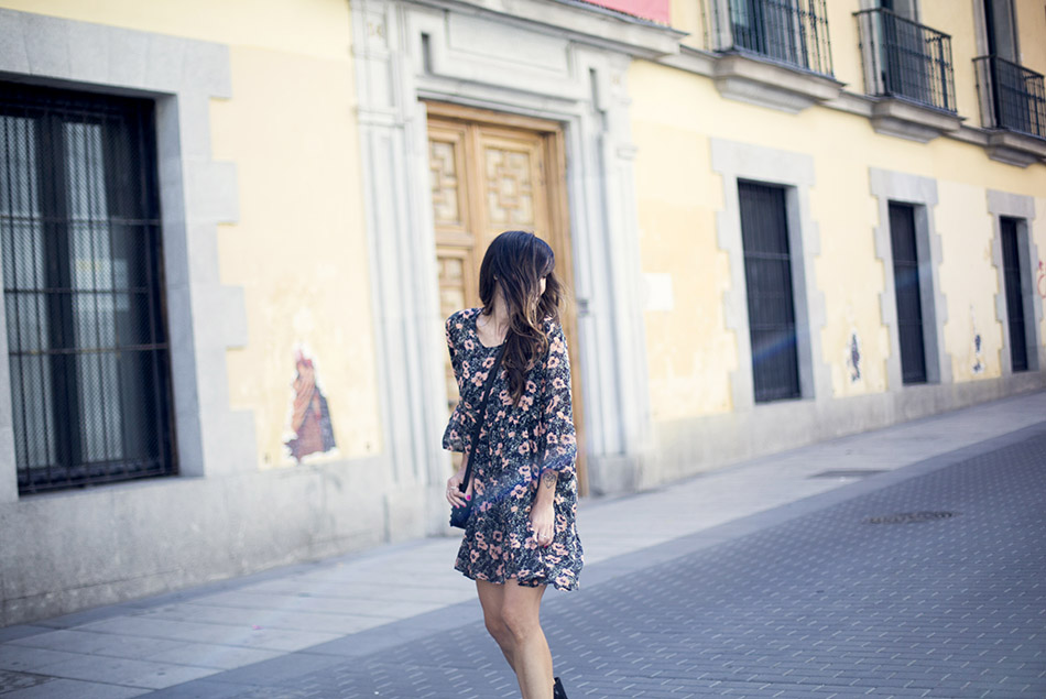 look de street style con vestido tipo túnica con estampado floral de American Vintage, botines de ante de mango y bolso pequeño de cuero negro