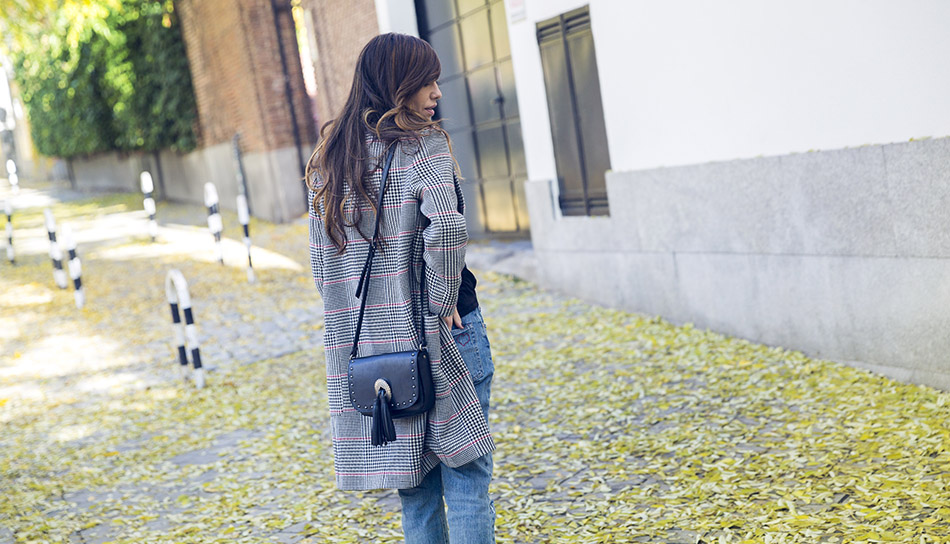 look de street style con abrigo de estilo masculino, camiseta con mensaje, jeans Levi´s 501 Chiara Ferragni y botines de Hakei