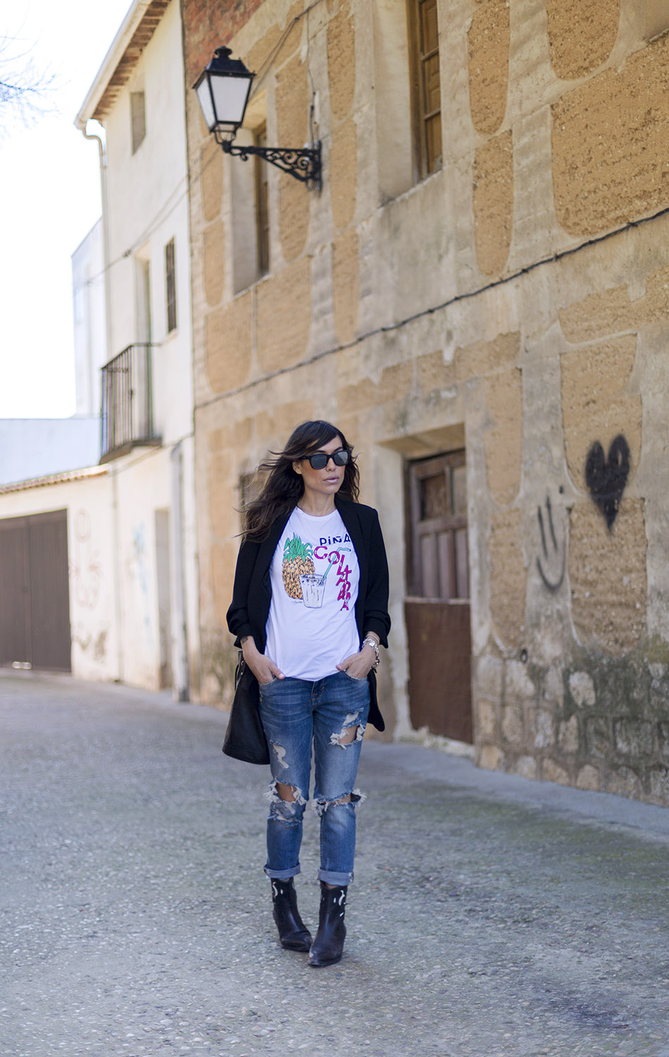 street-style-a-bicyclette-tshirt-mango-flared-jeans-hakei-boots-08