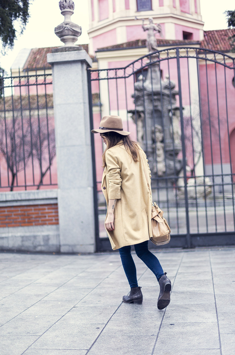 street-style-leonce-shop-top-hakei-beige-coat-boots-miu-miu-bag-02