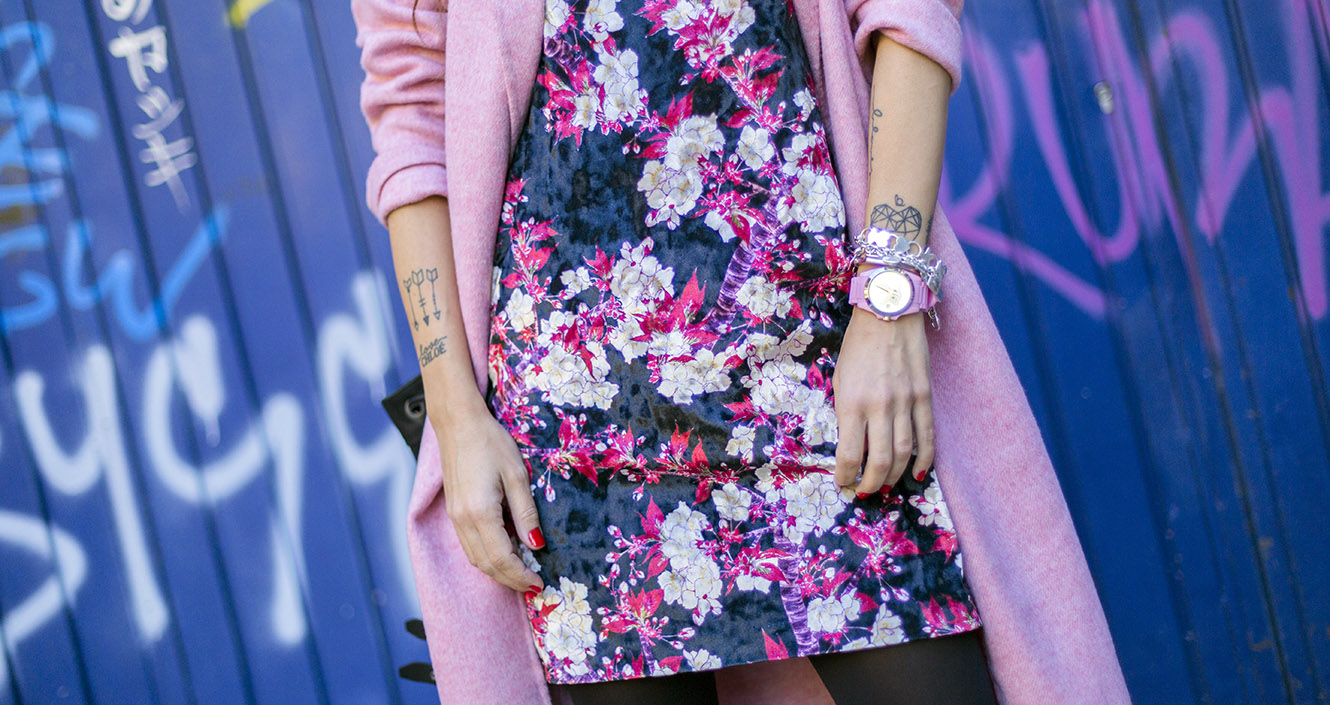 look de street style con abrigo largo de lana de color rosa de Zara, vestido de tirantes de flores con camiseta por debajo y botines de Zara
