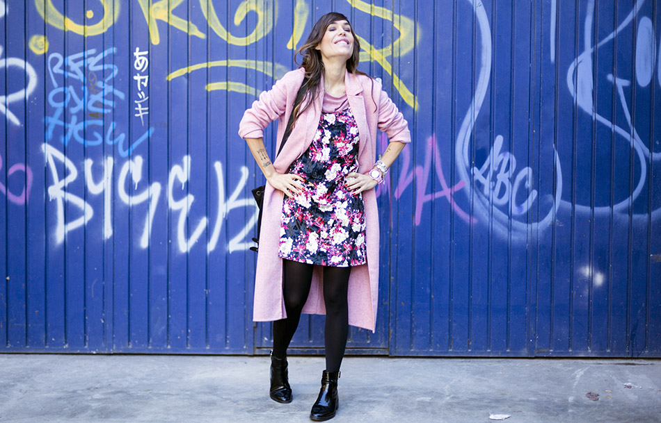 look de street style con abrigo largo de lana de color rosa de Zara, vestido de tirantes de flores con camiseta por debajo y botines de Zara