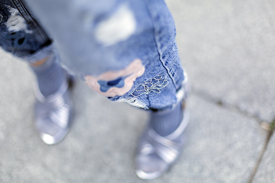 look de street style con chaqueta de tweed de zara, camiseta de tirantes plateada, mom´s jeans y sandalias plateadas de aire retro