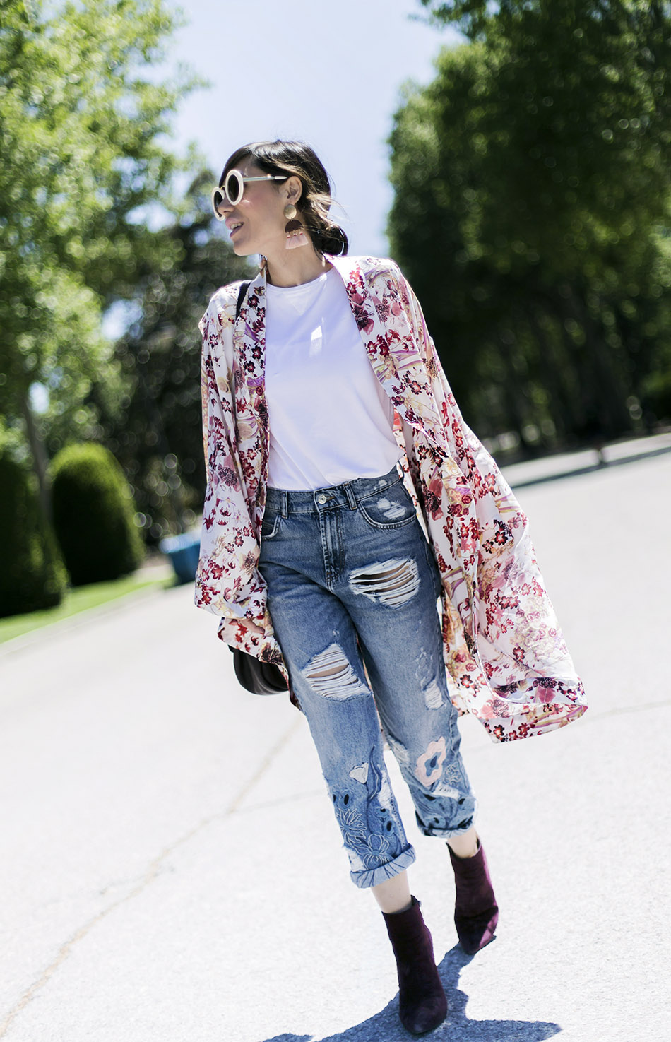 look de street style con kimono de flores, camiseta blanca, jeans, botines de pura lópez gafas de sol blancas