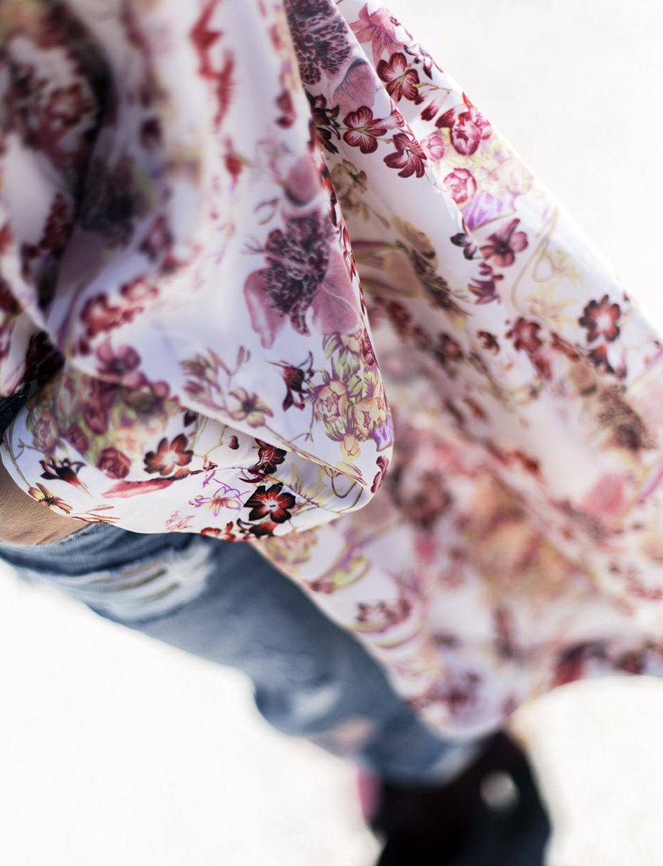 look de street style con kimono de flores, camiseta blanca, jeans, botines de pura lópez gafas de sol blancas