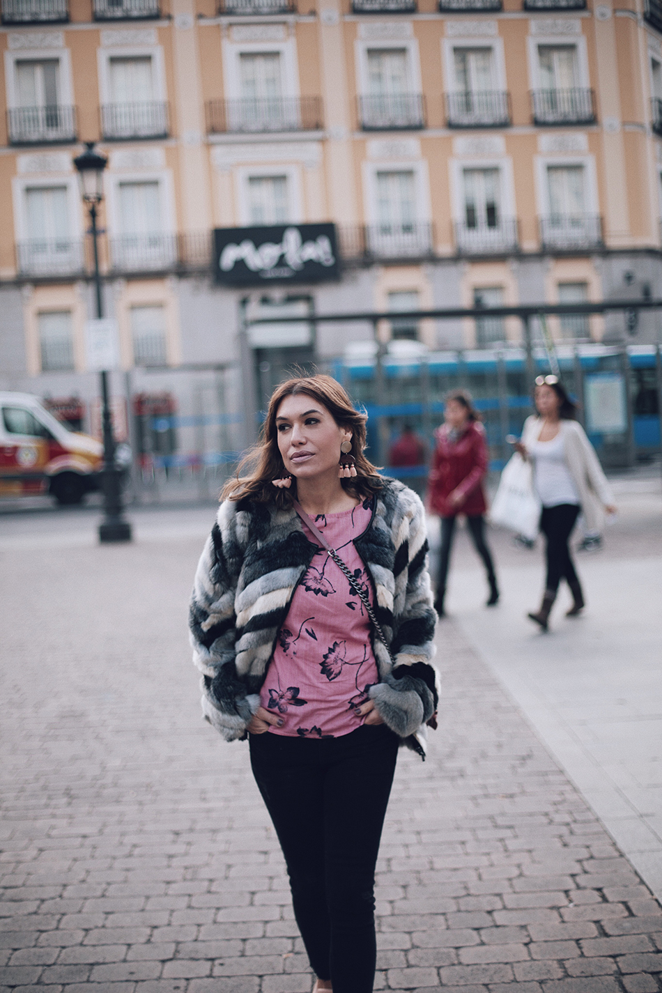 street style de Bárbara Crespo con abrigo de pelo gris, blusa rosa de flores y rayas de Kiabi , jeans skinny. Foto en la plaza de Jacinto Benavente