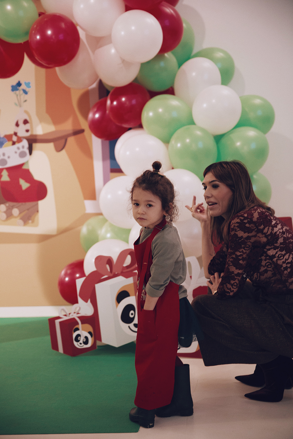 Taller de cookies y de muffins navideño para niños con la cadena de televisión infantil Canal Panda. Barbara Crespo y su hija Chloé