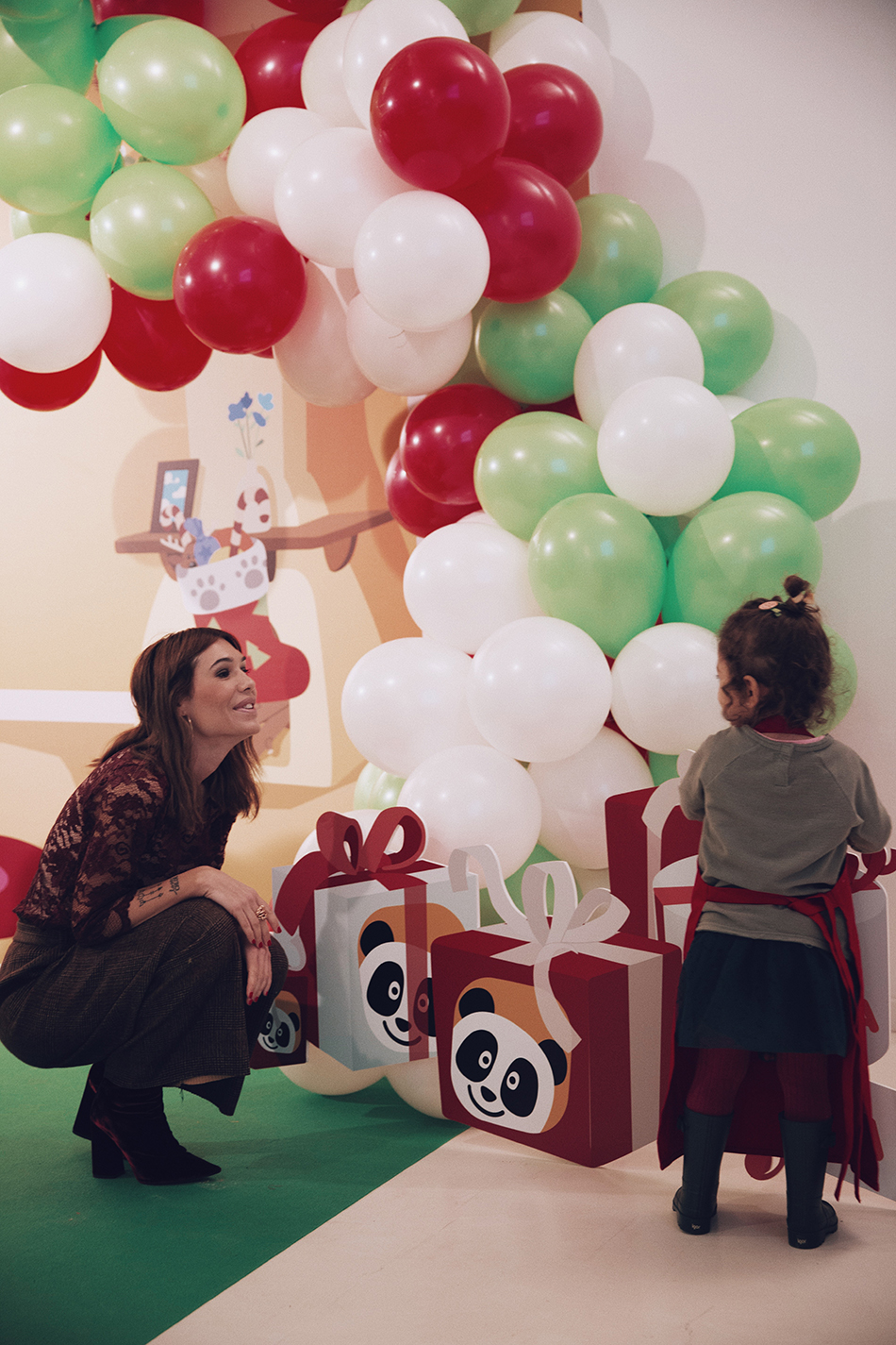 Taller de cookies y de muffins navideño para niños con la cadena de televisión infantil Canal Panda. Barbara Crespo y su hija Chloé