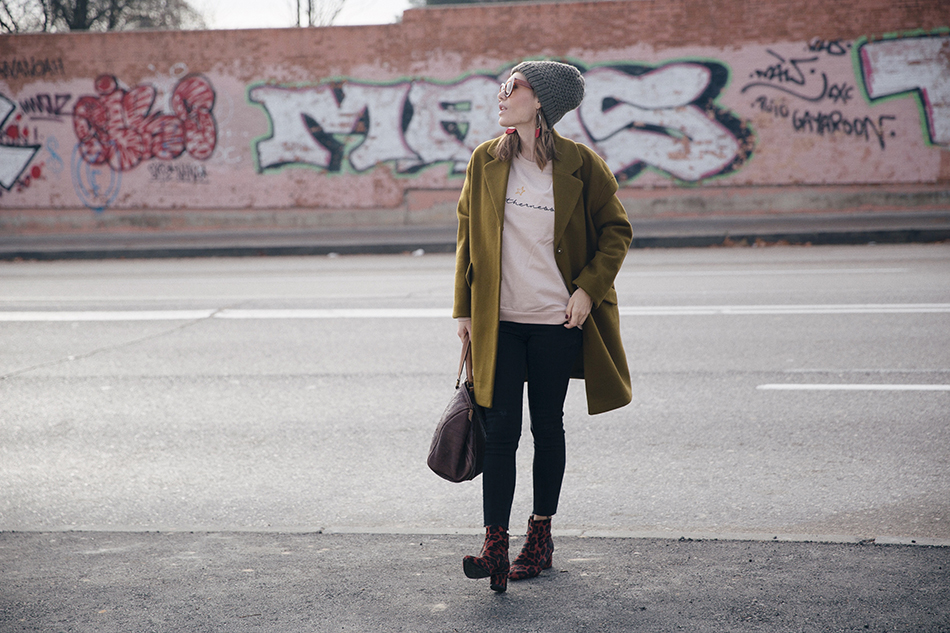 Bárbara Crespo street style. Coat/Abrigo: Kiabi. Sweatshirt/sudadera: Tees and Dreams. Jeans: Zara. Boots/Botines: Mango. Beanie/Gorroa de lana: Zara. Trendy outfit