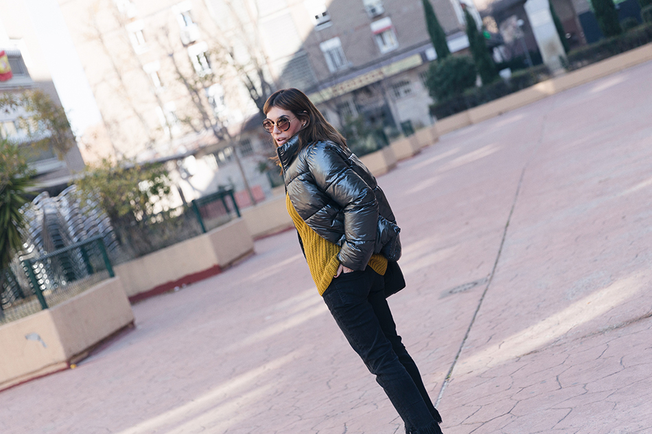 Bárbara Crespo street style. Puffy jacket/Plumas: Kiabi. Pullover/jersey: Kiabi. Ripped Jeans: Zara. Boots/Botines de Calcetín: Zara. Trendy outfit
