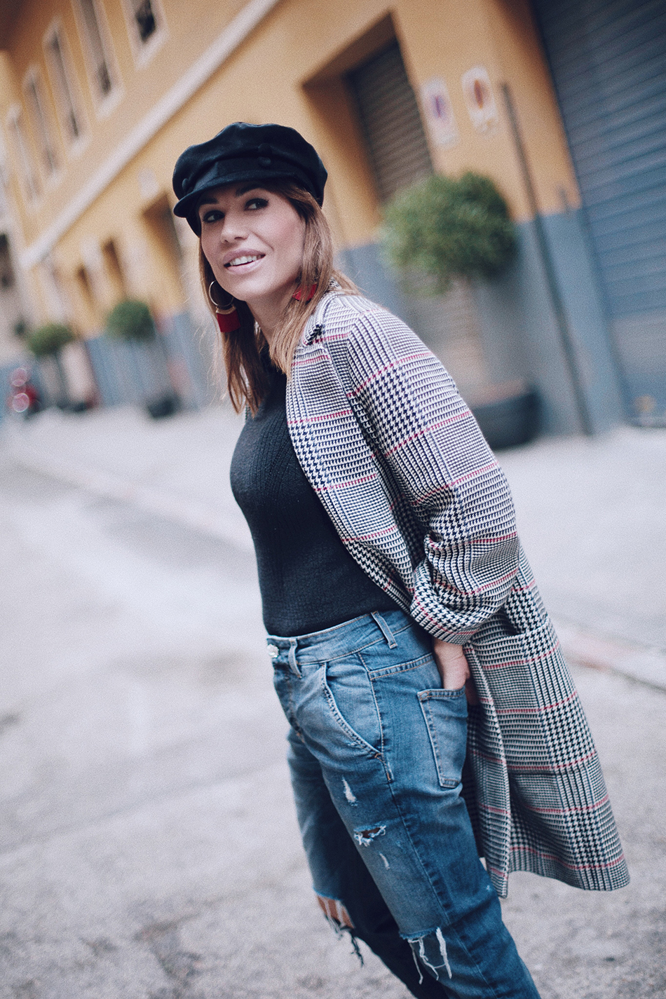 Bárbara Crespo street style / Checkered print coat from Zara / jeans from Liu Jo / Nautical Cap from Zara / Trendy outfit