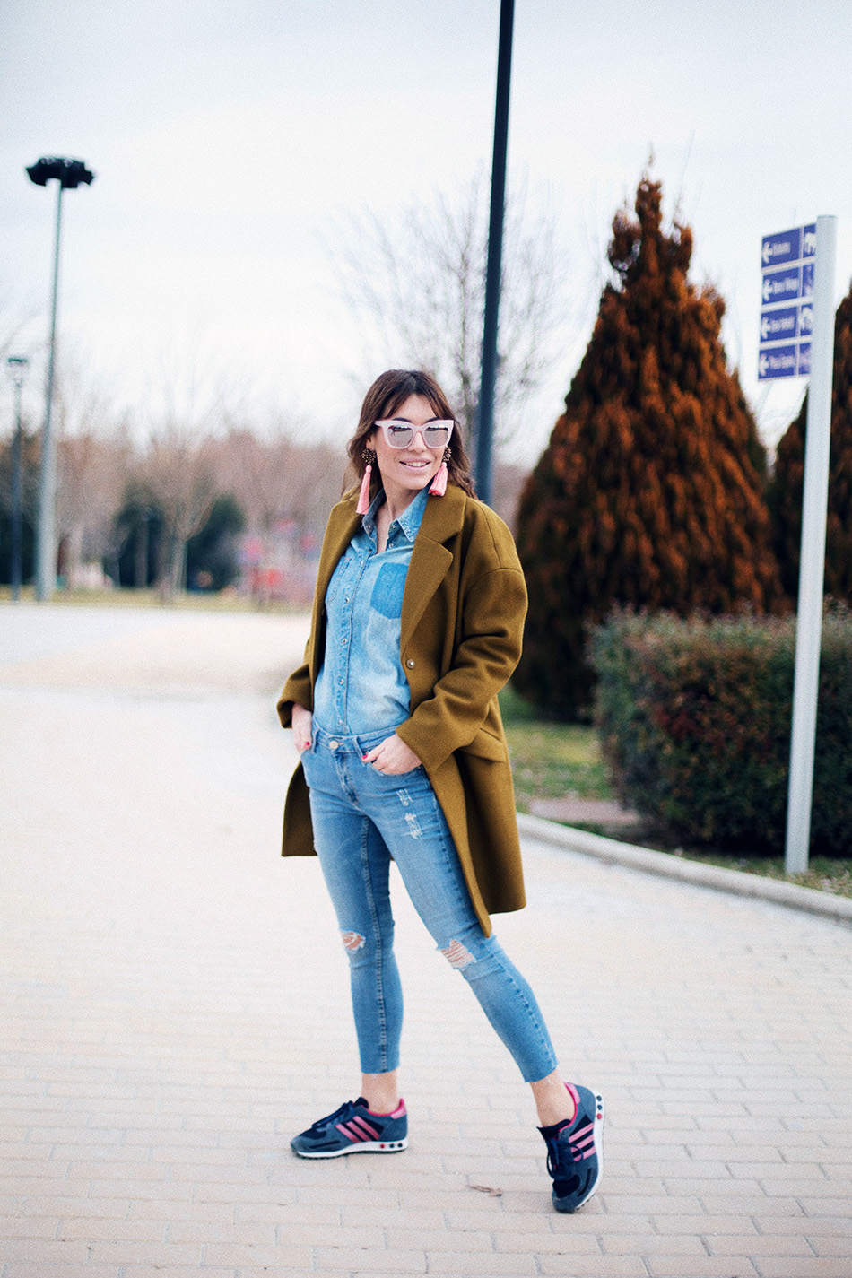 Bárbara Crespo street style / Oversize Coat / denim total look / Sunglasses from Celine / Sneakers from Adidas / Pink long earrings Trendy outfit