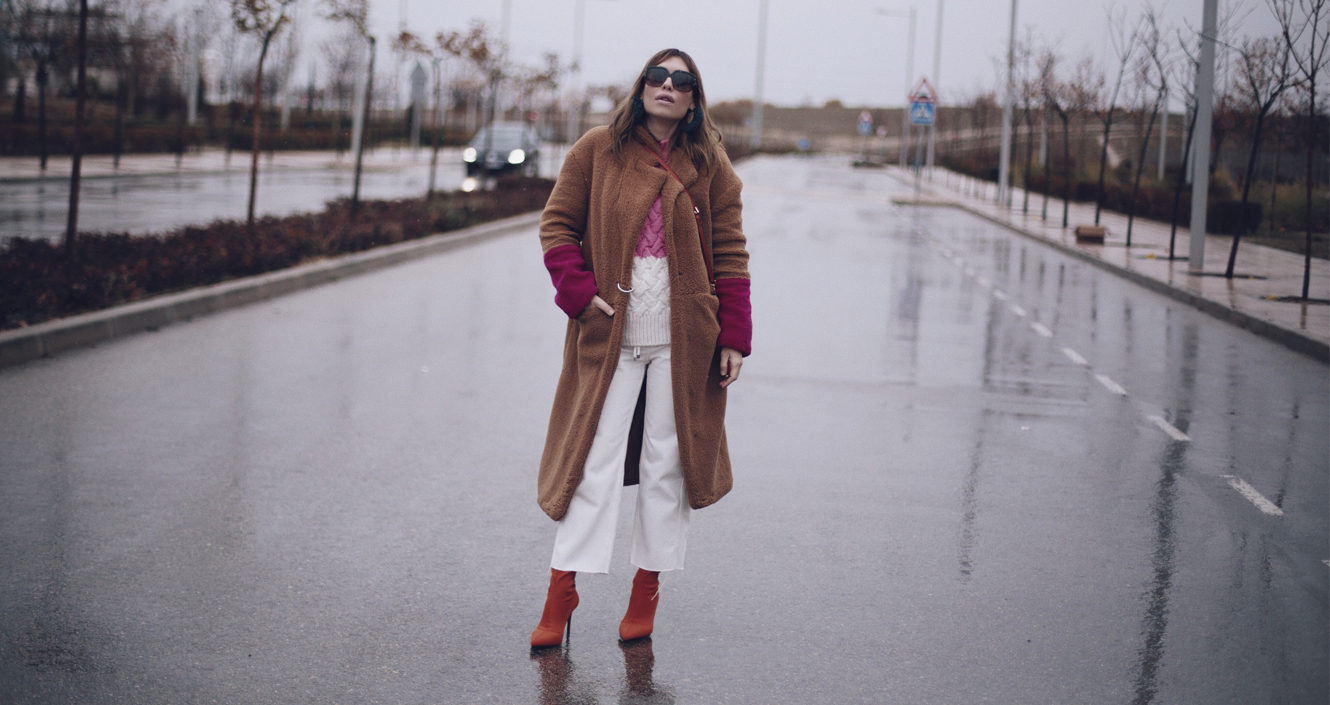 Bárbara Crespo street style / Contrast faux fur coat from Mango / straight white jeans from Mango / Sunglasses from Dior / Orange bag from Michael Kors. Trendy outfit
