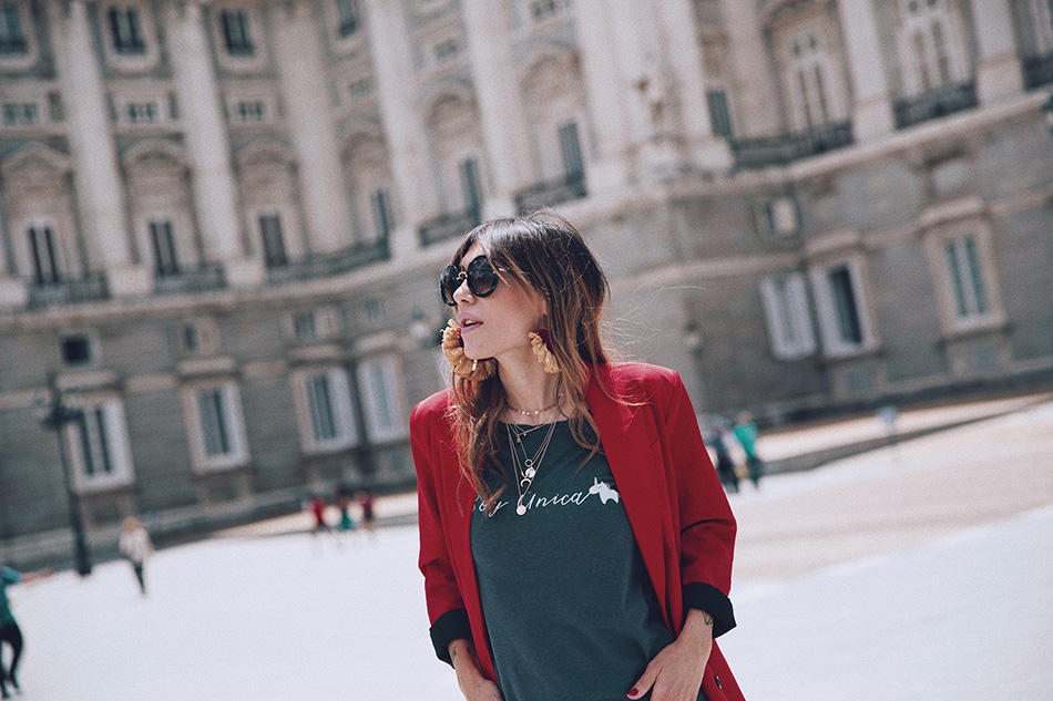 Bárbara Crespo streetstyle. Red blazer. T-shirt / Camiseta: Tees and Dreams. Shoes  / Zapatos: Zara. Sun Glasses / Gafas de sol: Miu Miu. Earrings / Pendientes: Mango.