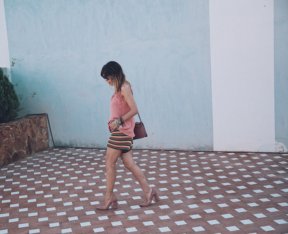 Bárbara Crespo streetstyle. Multicolored crochet shorts and lingery top. Summer style. Coachella
