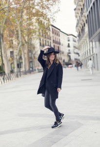 Look de street style con sneakers originals de Adidas, sombrero fedora de Mango, bolso Hakei .Bárbara Crespo