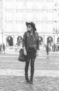 Look de street style con minifalda negra, cazadora de cuero estilo motera de Zara, sombrero fedora, bolso de cuero estilo saco y botines de tachuelas de Hakei. Bárbara Crespo