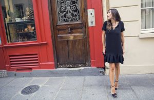 look de street style con vestido LBD de Maje y sandalias con pulsera en el tobillo de Zara