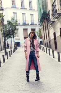 look de street style con abrigo de lana rosa de Zara, blusa estampada con cuadros vichy, jeans estilo boyfriend con rotos y botas negras estilo cowboy