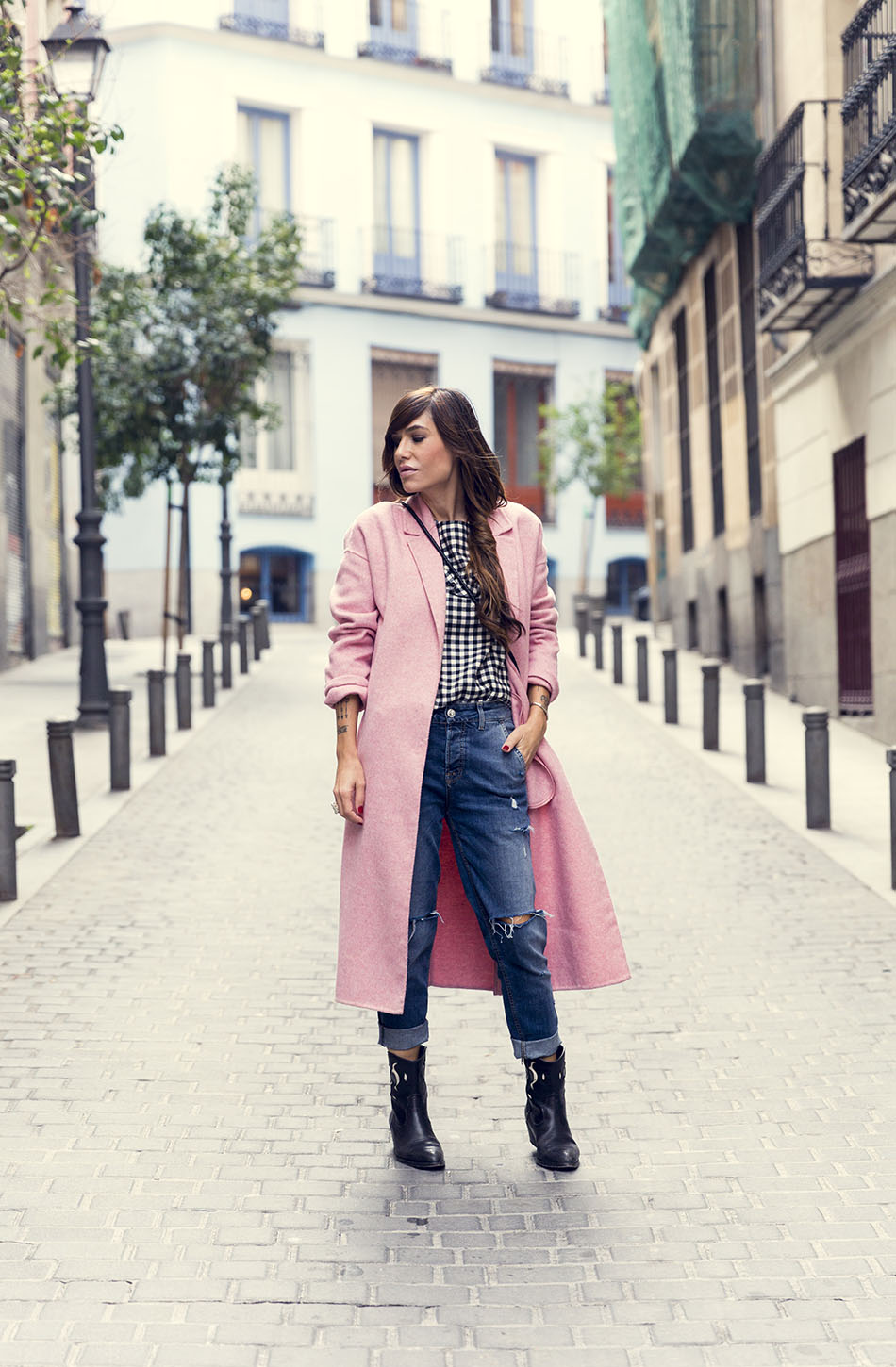 street-style-leonce-shop-zara-pink-coat-hakei-boots-denim-jeans-12 - Crespo