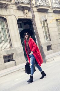 look de street style con abrigo rojo, camiseta con animal print, jeans desgastados de zara, reloj digital michael kors, gafas de sol redondas
