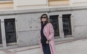 look de street style con abrigo largo rosa de Zara, jersey de cuello alto azul, jeans de Pepe Jeans, Adidas, bolso de Marc Jacobs y reloj de Michael Kors