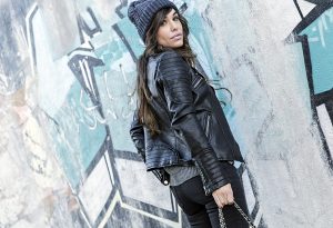 look de street style con cazadora de cuero negra de zara, jersey de punto gris, gorro de lana y bolso chanel 2.55