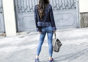 look de street style con chaqueta de tweed de Zara estilo Chanel, jeans pitillo, zapatillas adidas, bolso de purificación garcia