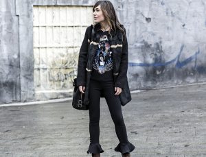 street style con camiseta de Ramones de Zara, pantalones estilo leggings con volante en el bajo y detalle de anillas