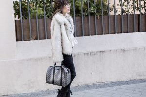 look de street style con chaqueta de pelo, blusa bordada, jeans desflecados de Zara y bolso de Gucci