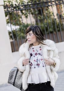 look de street style con chaqueta de pelo, blusa bordada, jeans desflecados de Zara y bolso de Gucci