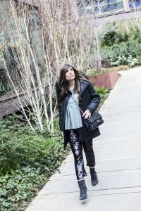 look de street style con parka negra, blusa de tul verde menta de Zara, pantalones de lentejuelas de Zara y bolso de Chanel