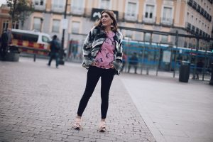faux fur coat Custo Barcelona, skinny jeans Zara, pink blouse Kiabi, Barbara Crespo street style Madrid. Plaza de jacinto Benavente