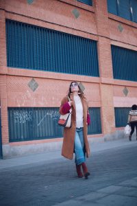 Bárbara Crespo street style. Contrast faux fur coat/abrigo: Mango. Jeans: MANGO. Gafas/sun glasses: Chloé. Trendy outfit