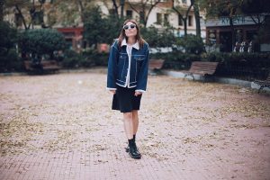 Bárbara Crespo street style. Fleece Lined Denim Jacket/chaqueta: Romwe. Jeans: MANGO. Gafas/sun glasses: Mango. Trendy outfit