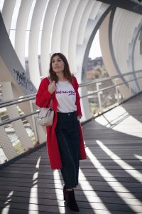 Bárbara Crespo street style. Sweater/sudadera: Tees and Dreams. Culotte Relaxed Jeans: MANGO. Boots/Botines: Pura López. Trendy outfit