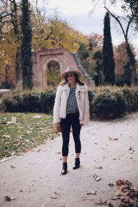 Bárbara Crespo street style. Vichy print blusa/ blouse: Leon and harper, Botines/Boots: Chloé. Sombrero/Hat: Lack of Color. Jeans: Reiko / Trendy outfit