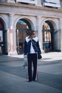 Bárbara Crespo street style / Pyjama style trousers with side stripes from Zara / denim jacket with faux fur collar from Mango / Trendy outfit