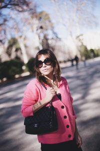 Bárbara Crespo street style / Pink cardigan / Black Dress from American Vintage / Sunglasses from Prada / Shoes from Zara / Pink long earrings from Mango. Trendy outfit