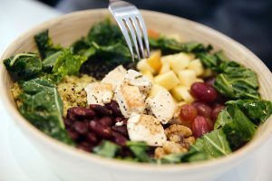 happy green / restaurante healthy de ensaladas y fit bowls /ensalada de quinoa, frutas y vegetales
